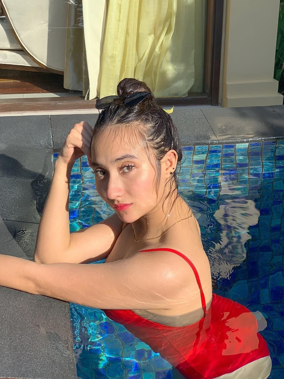 Diisukan menjalin kasih dengan komedian&comma; Sule&comma; berikut 6 potret seksi Naomi Zaskia&period;