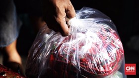 Swalayan di Thailand Ganti Kemasan Plastik dengan Daun Pisang