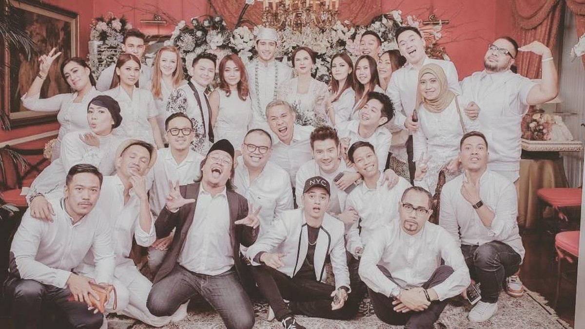 Pernikahan Aura Kasih dan Eryck Amaral berlangsung sederhana nan romantis pada 22 Desember 2018&period; Pasangan ini menikah dengan menggunakan adat Sunda&period;