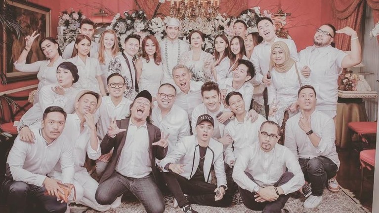 Pernikahan Aura Kasih dan Eryck Amaral berlangsung sederhana nan romantis pada 22 Desember 2018. Pasangan ini menikah dengan menggunakan adat Sunda.