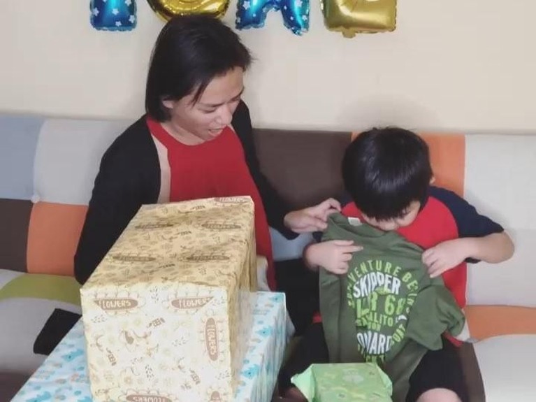 Putra Daus mini, Ivander Haykal Firdaus, baru saja merayakan ulang tahunnya yang ke tujuh, kemarin (2/1). Simak keceriaan Ical di hari ulang tahunnya itu.