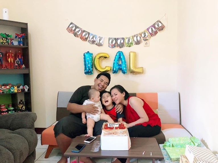 Putra Daus mini, Ivander Haykal Firdaus, baru saja merayakan ulang tahunnya yang ke tujuh, kemarin (2/1). Simak keceriaan Ical di hari ulang tahunnya itu.