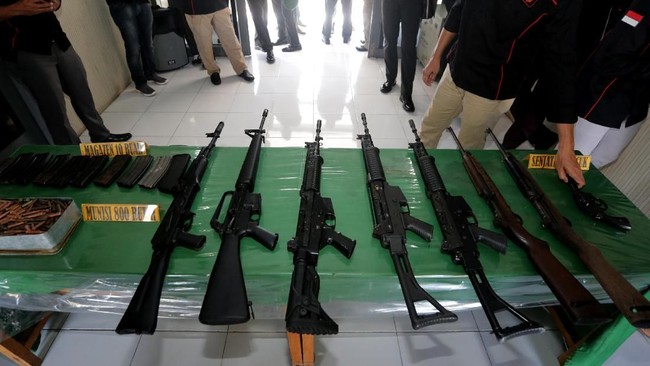 Terduga pemasok senjata ke KKB alias OPM, Neson Murib ditangkap di Bandara Puncak Jaya, saat hendak menuju Timika, Papua. Neson membawa uang tunai Rp370 juta.