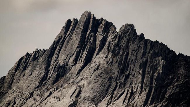 Di balik gemuruh ombak dan hijaunya sawah yang terkenal di tanah air, menjulang tinggi tujuh gunung legendaris yang dikenal sebagai "7 Summit Indonesia".