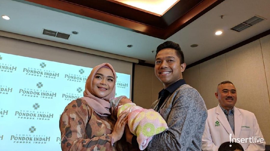 Sheza Idris melewati persalinan normal saat melahirkan anak pertamanya. Ia mengaku rajin zikir dan minum air zamzam sebelum melahirkan.
