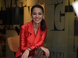 Cie! Susan Sameh Dikasih Bunga Nih Sama Chandra Liow