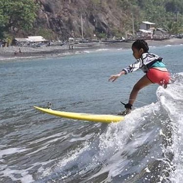 <p>Sang ibu, Widi Mulia menyebutnya sebagai anak yang penuh kejutan ketika menunjukan keberanian untuk belajar surfing. (Foto: Instagram @widimulia)</p>