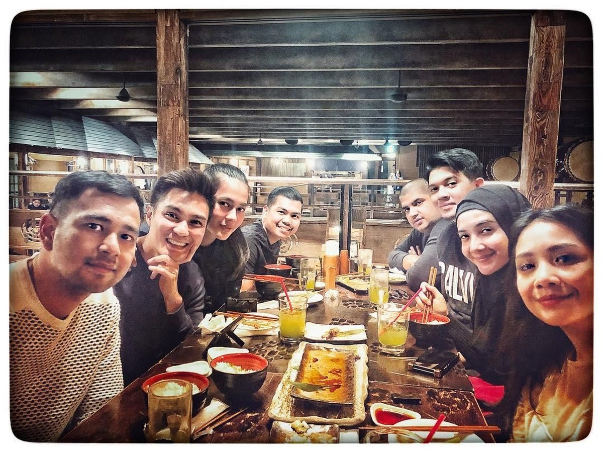 Momen liburan Tahun Baru dimanfaatkan Raffi Ahmad&period; Ia bersama keluarga liburan ke Negeri Matahari Terbit&comma; Jepang&period; Simak 6 potret seru liburan keluarga Raffi&period;