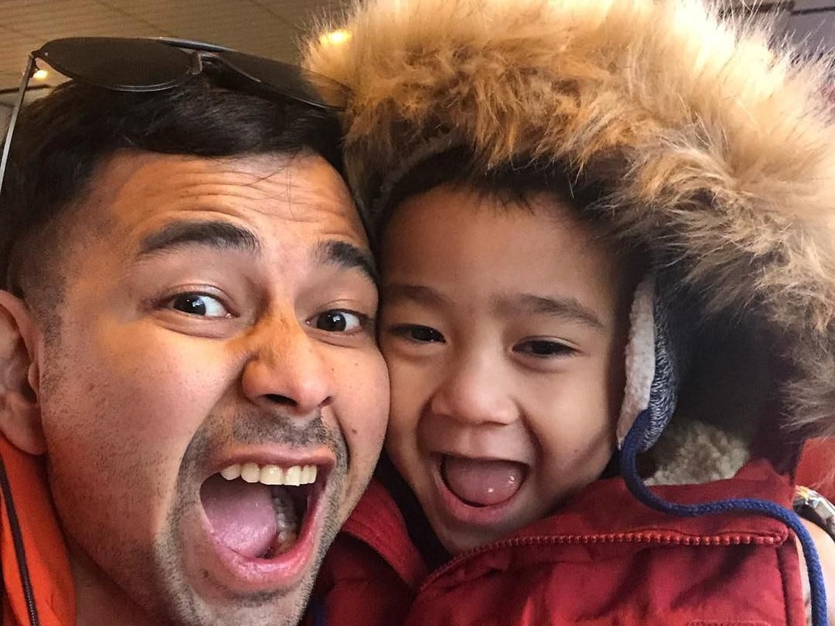 Momen liburan Tahun Baru dimanfaatkan Raffi Ahmad&period; Ia bersama keluarga liburan ke Negeri Matahari Terbit&comma; Jepang&period; Simak 6 potret seru liburan keluarga Raffi&period;