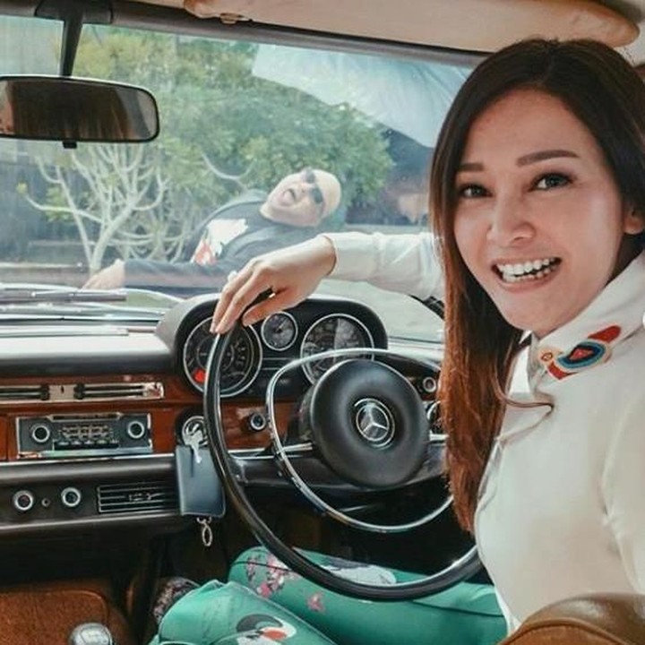 <p>Bunda Maia mengungkap jika sang suami berkepribadian lucu. Ini buktinya, Bun. Bikin ngakak ya, melihatnya. (Foto: Instagram @maiaestiantyreal)</p>
