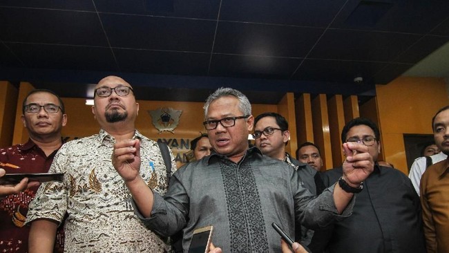 Ketua KPU Arief Budiman mengakui ada kesalahan dalam input data C1 ke Situng, dan telah memperbaiki kesalahan data itu. KPU membantah melakukan kecurangan.