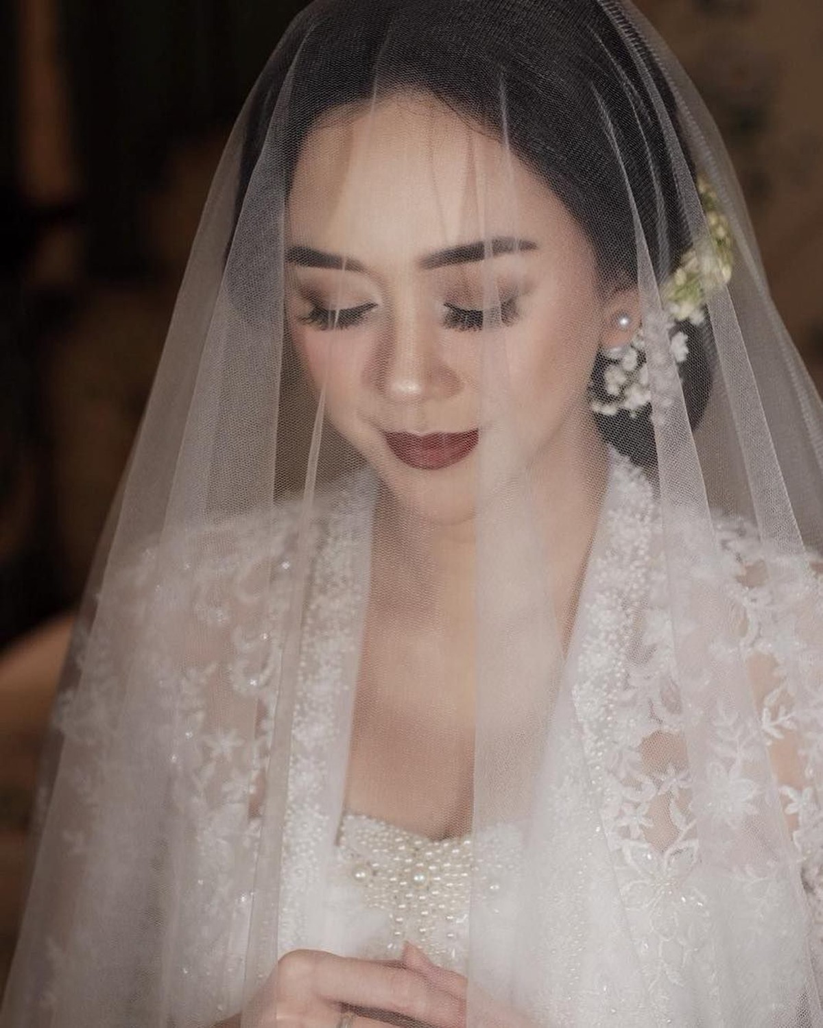 Pernikahan Aura Kasih dan Eryck Amaral berlangsung sederhana nan romantis pada 22 Desember 2018&period; Pasangan ini menikah dengan menggunakan adat Sunda&period;