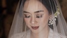 Sederhana nan Romantis, Foto-foto Pernikahan Aura Kasih-Eryck Pernikahan Aura Kasih dan Eryck Amaral berlangsung sederhana nan romantis pada 22 Desember 2018. Pasangan ini menikah dengan menggunakan adat Sunda.