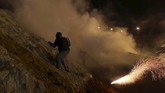 FOTO: Langkah Imigran di Perbatasan AS Diadang Gas Air Mata Penjaga perbatasan Amerika Serikat melepaskan gas air mata dan semprotan merica untuk membendung ratusan imigran hendak menerobos.