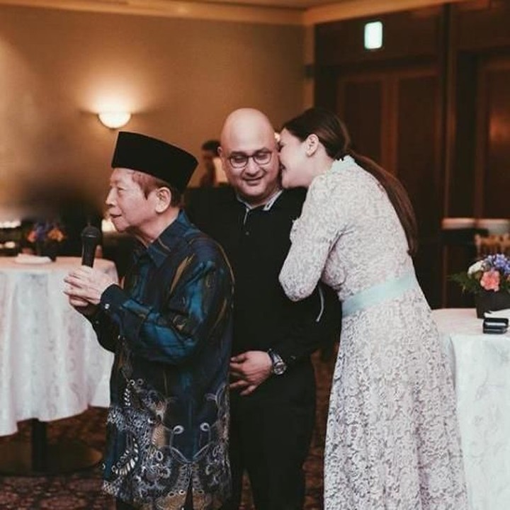 <p>Kalau yang satu ini, pasti bikin baper kan. Mereka curi-curi kesempatan bermesraan di belakang ayah Maia yang sedang pidato. Semoga langgeng ya, Bunda Maia dan Om Irwan Mussry. (Foto: Instagram @maiaestiantyreal)</p>