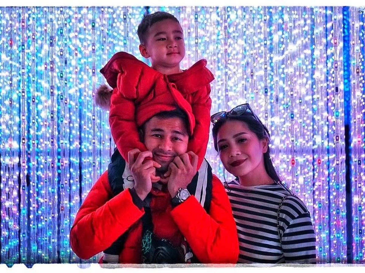 Momen liburan Tahun Baru dimanfaatkan Raffi Ahmad&period; Ia bersama keluarga liburan ke Negeri Matahari Terbit&comma; Jepang&period; Simak 6 potret seru liburan keluarga Raffi&period;