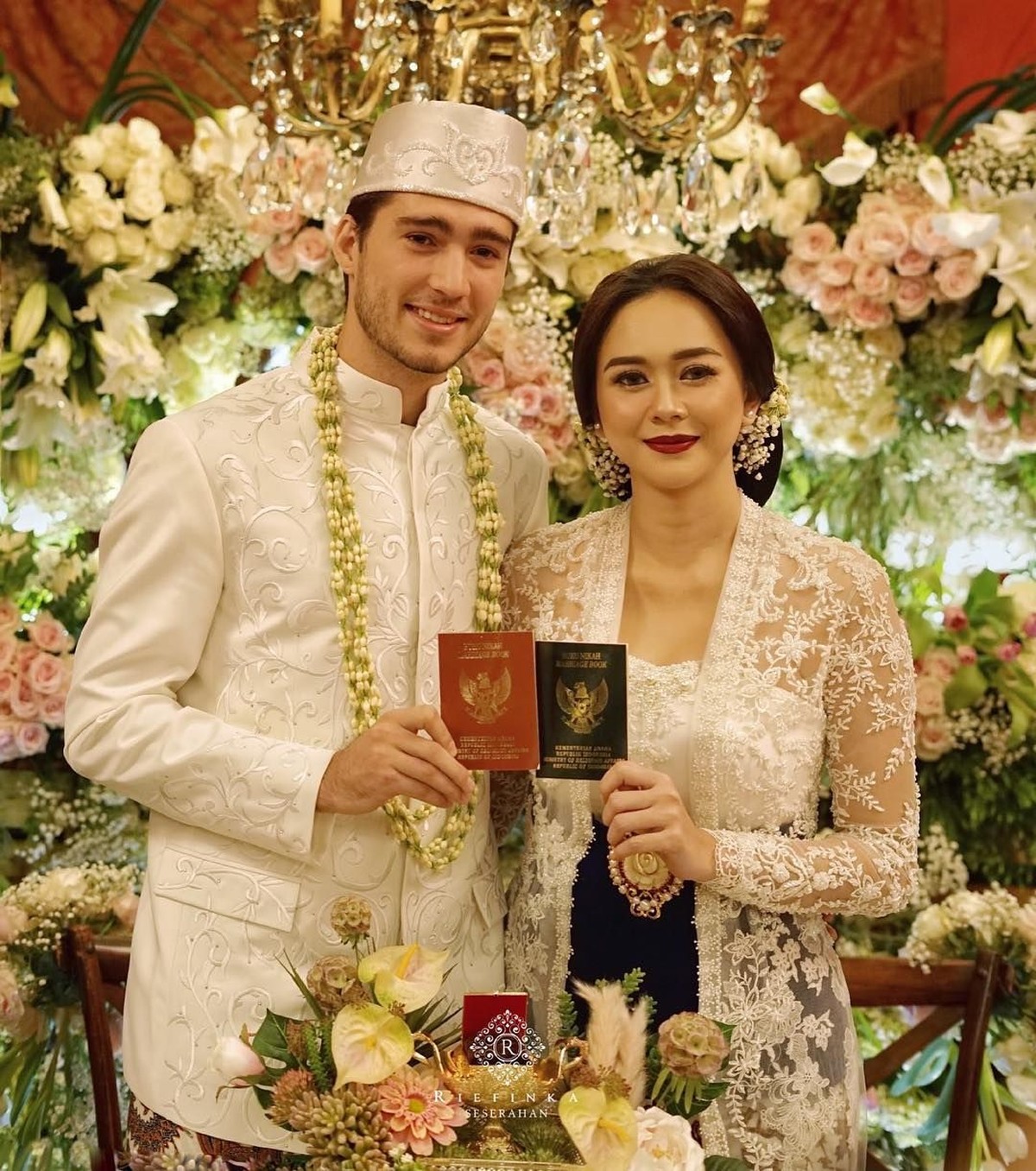 Pernikahan Aura Kasih dan Eryck Amaral berlangsung sederhana nan romantis pada 22 Desember 2018&period; Pasangan ini menikah dengan menggunakan adat Sunda&period;