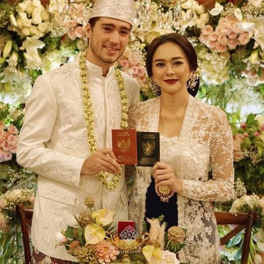 Sempat Ditutupi, Aura Kasih Akhirnya Pamer Buku Nikah