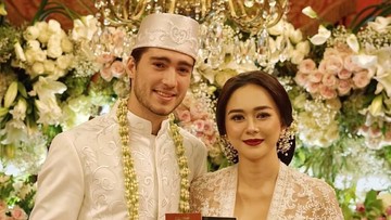 Sempat Ditutupi Aura Kasih Akhirnya Pamer Buku Nikah