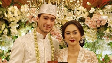 Sempat Ditutupi, Aura Kasih Akhirnya Pamer Buku Nikah