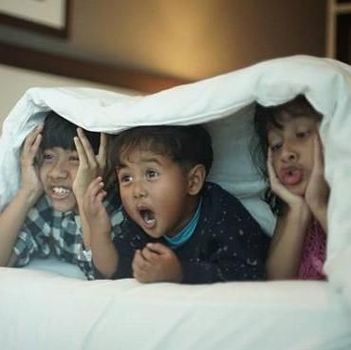 <p>Widuri menjadi putri satu-satunya pasangan Widi Mulia dan Dwi Sasono. Widuri tumbuh saling menyayangi dengan kakaknya, Dru dan sang adik, Den Bagus. (Foto: Instagram @widimulia)</p>