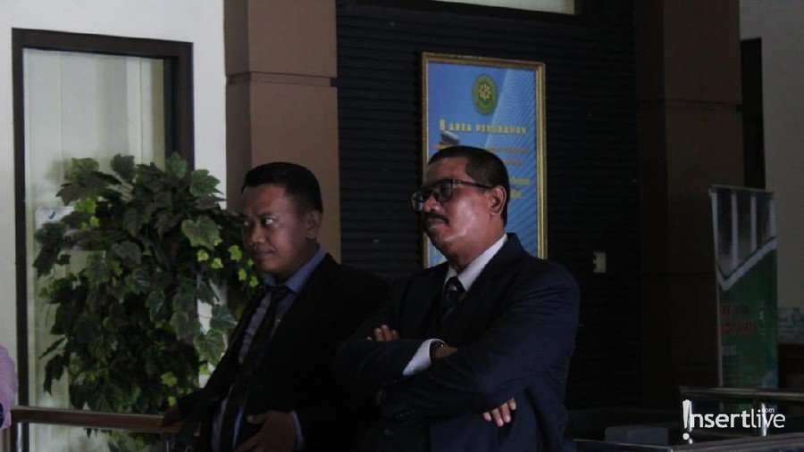 Fahmi Bachmid selaku kuasa hukum enggan mengomentari keputusan Nikita Mirzani melepas hijab.