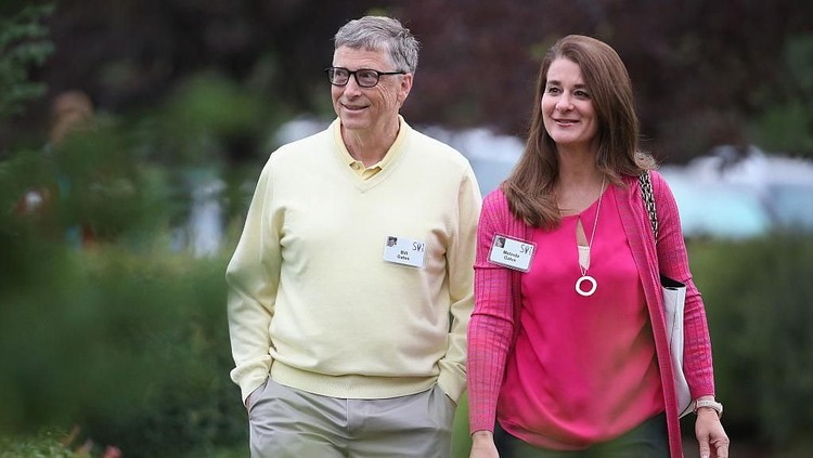 Bill Gates, Melinda Gates, Bill dan Melinda SUN VALLEY, ID - JULY 11: Billionaire Bill Gates, chairman and founder of Microsoft Corp., and his wife Melinda attend the Allen & Company Sun Valley Conference on July 11, 2015 in Sun Valley, Idaho. Many of the worlds wealthiest and most powerful business people from media, finance, and technology attend the annual week-long conference which is in its 33rd year. (Photo by Scott Olson/Getty Images)