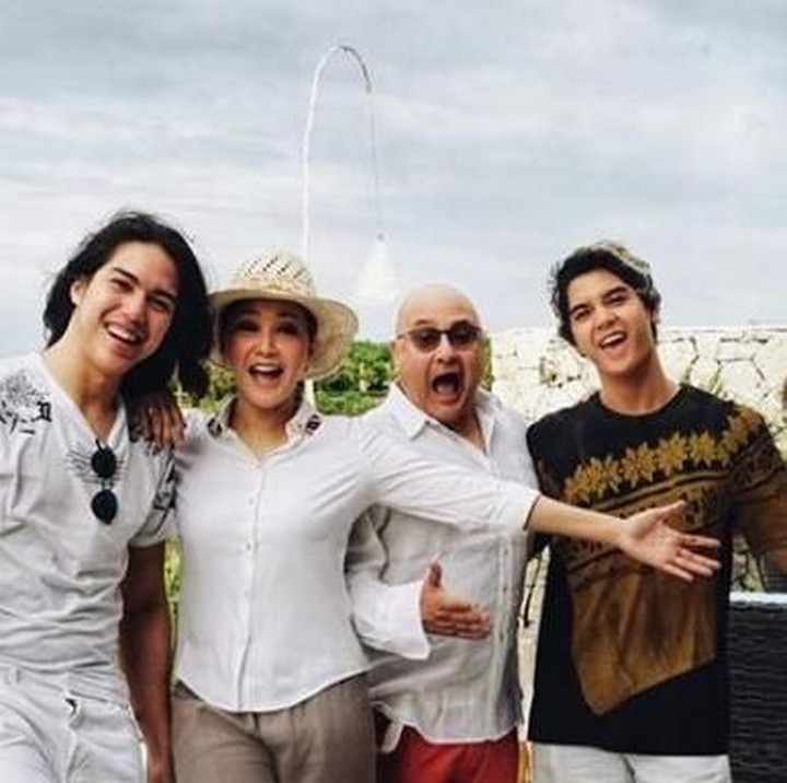 <p>Saat foto bersama tiga jagoan Bunda Maia, lihat deh ekpresi Irwan Mussry yang paling ekspresif. (Foto: Instagram @maiaestiantyreal)</p>