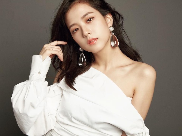 Salah satu anggota BlackPink, Kim Jisoo, genap berusia 24 tahun pada Kamis (3/1). Berikut Insertlive sajikan enam foto Jisoo yang pastinya sangat cantik.