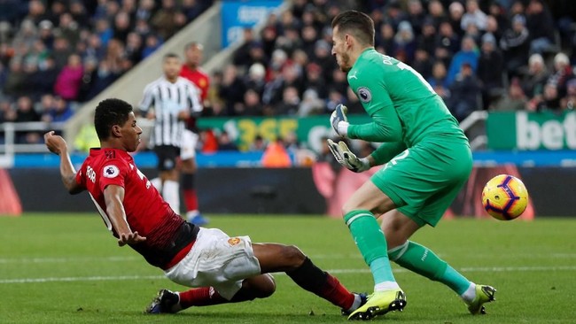 Manchester United ditahan imbang Newcastle United di babak pertama pertandingan pekan ke-21 Liga Primer Inggris di Stadion St. James Park.