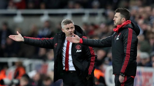 Manajer Reading Jose Gomes memulai perang urat syaraf dengan manajer Manchester United Ole Gunnar Solskjaer jelang pertemuan kedua kesebelasan di Piala FA.
