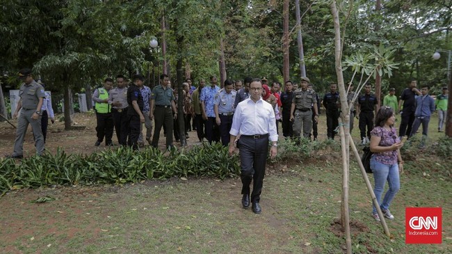 Revitalisasi taman, termasuk pembenahan agar ruang terbuka tersebut dapat ramah para warga berkebutuhan khusus.