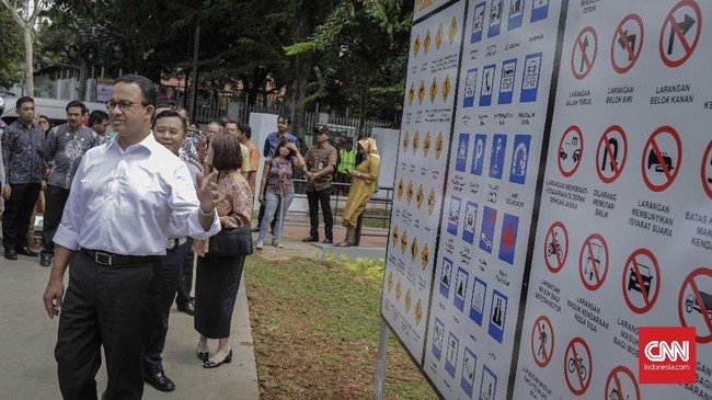 Gubernur Anies Baswedan meminta dinas terkait mengajak bicara komunitas pengelolaan binatang agar kucing dan anjing liar bisa dikendalikan.