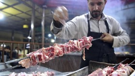 FOTO: Pesta Barbekyu di Tengah Amuk Perang Pakistan