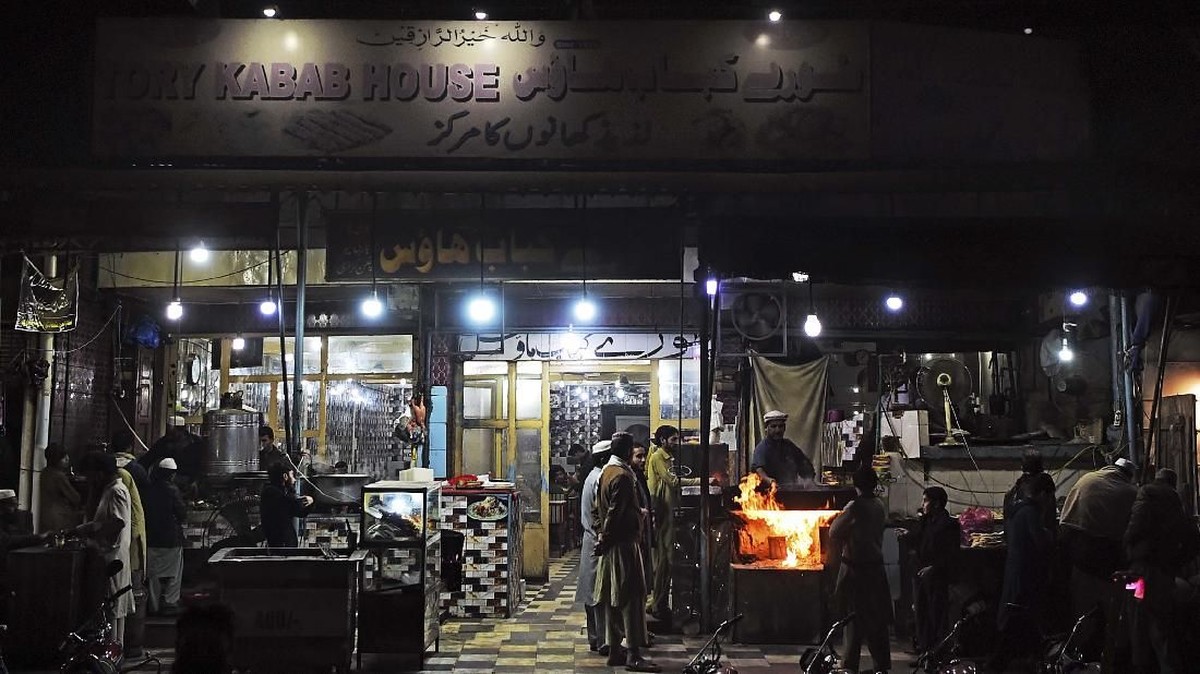FOTO: Pesta Barbekyu di Tengah Amuk Perang Pakistan