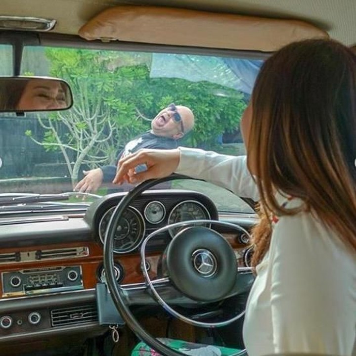 <p>Saat Bunda Maia mau mencoba mobil vintage, sang suami malah menggoda sambil berpose tertabrak. Lewat kaca di dalam mobil, keliatan kalau Bunda ketawa ngakak ya. (Foto: Instagram @maiaestiantyreal)</p>
