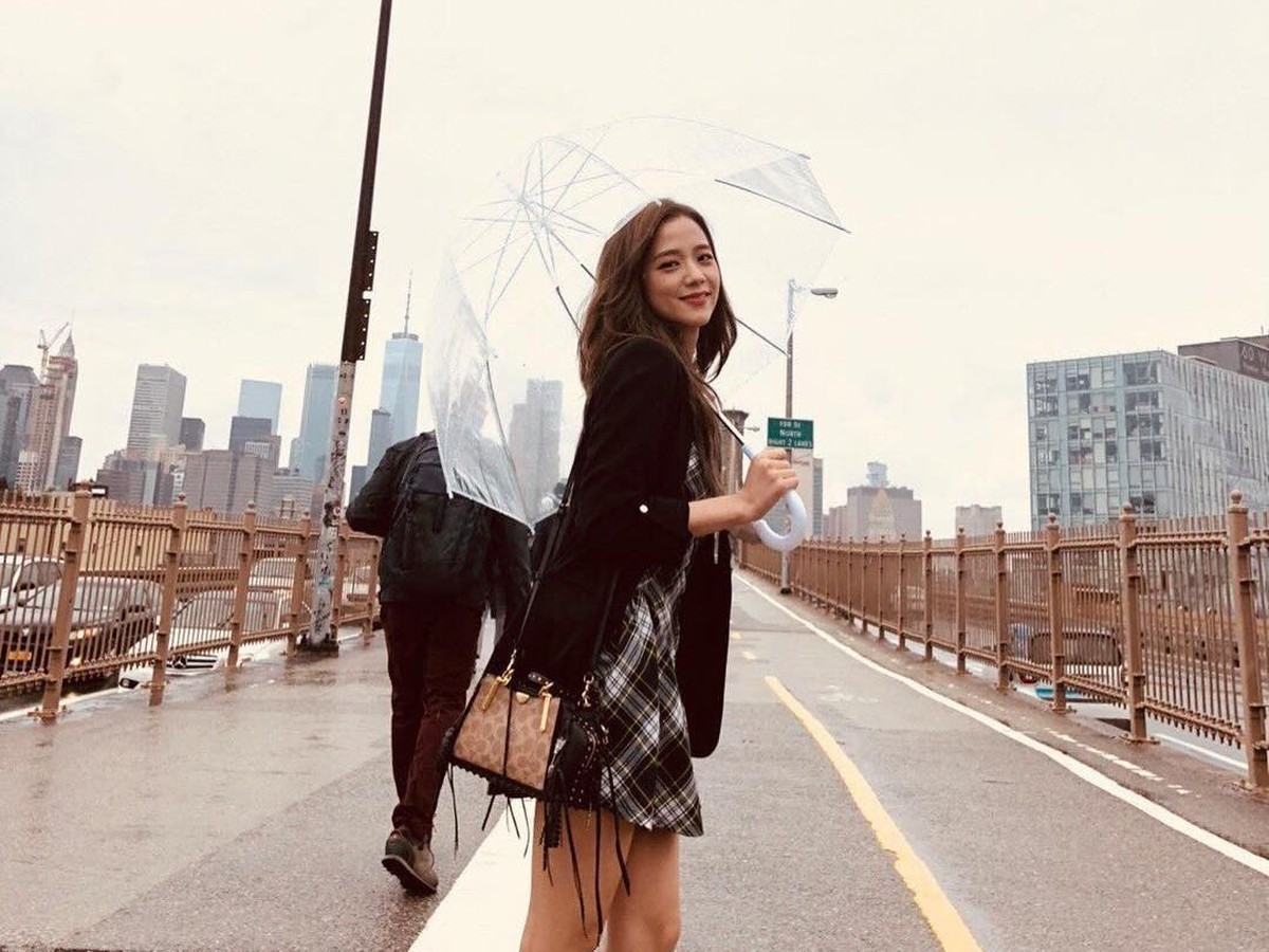 Salah satu anggota BlackPink&comma; Kim Jisoo&comma; genap berusia 24 tahun pada Kamis &lpar;3&sol;1&rpar;&period; Berikut Insertlive sajikan enam foto Jisoo yang pastinya sangat cantik&period;