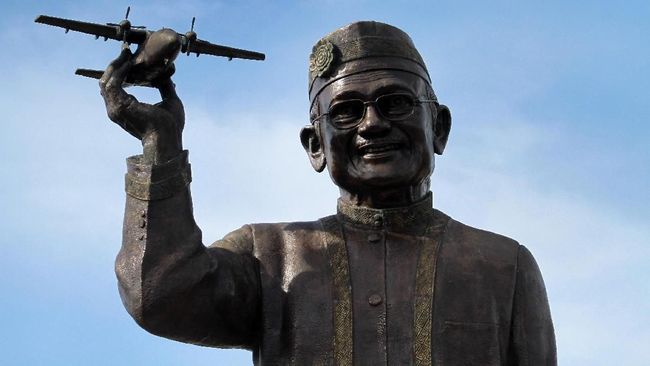 Iwan Fals turut berduka BJ Habibie meninggal dunia. Tak banyak yang ia ucapkan selain doa dan ucapan selamat jalan.