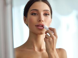 7 Tinted Lip Balm Untuk Sehari-hari, Melembabkan dan Warnanya Natural