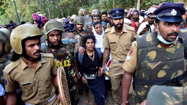Satu orang tewas dan 15 lainnya terluka akibat bentrokan yang pecah setelah dua perempuan memasuki salah satu kuil Hindu paling suci di Kerala.