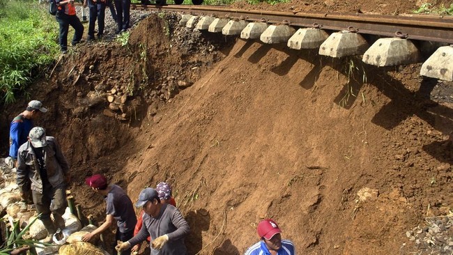 BNPB menyebut longsor terjadi di proyek pembangunan rel kereta api Kampung Nyalindung, Cicurug, Sukabumi, dan menewaskan satu anak.