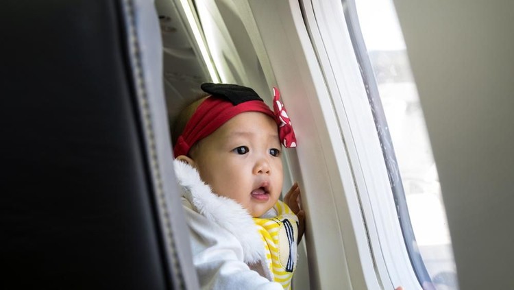 Anak dengan usia tertentu akan terganggu kesehatan dan kenyamanannya saat bepergian. Simak kapan usia tepat anak boleh diajak jalan-jalan bersama Bunda.