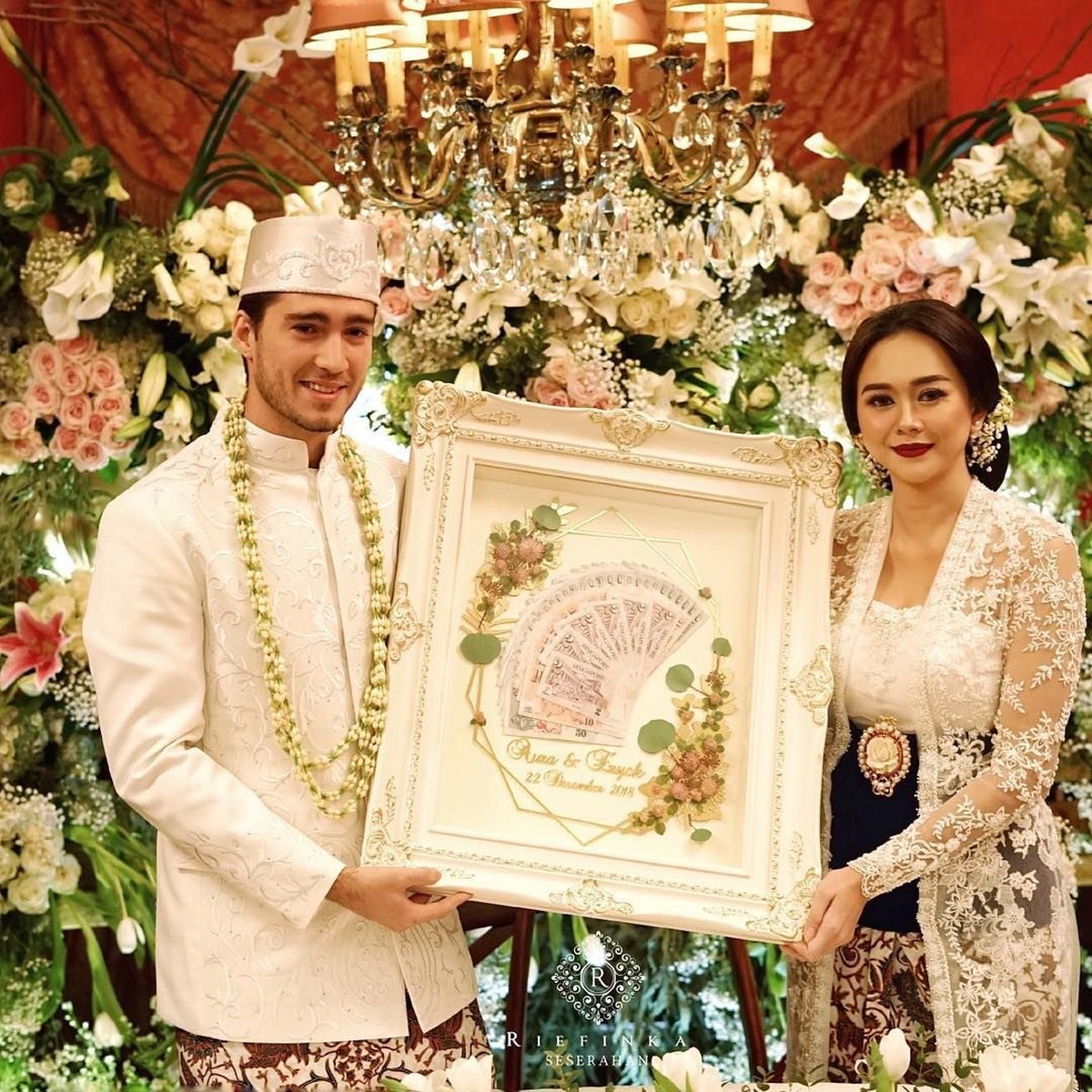 Pernikahan Aura Kasih dan Eryck Amaral berlangsung sederhana nan romantis pada 22 Desember 2018&period; Pasangan ini menikah dengan menggunakan adat Sunda&period;