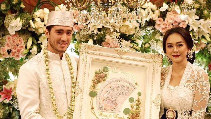Aura Kasih mengaku trauma dengan hubungan percintaan masa lalu yang sering mengumbar kemesraan di media sosial. Makanya, ia baru pamer wajah suami usai menikah.