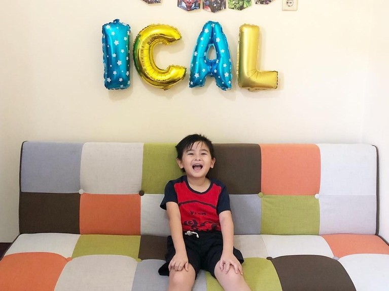 Putra Daus mini, Ivander Haykal Firdaus, baru saja merayakan ulang tahunnya yang ke tujuh, kemarin (2/1). Simak keceriaan Ical di hari ulang tahunnya itu.