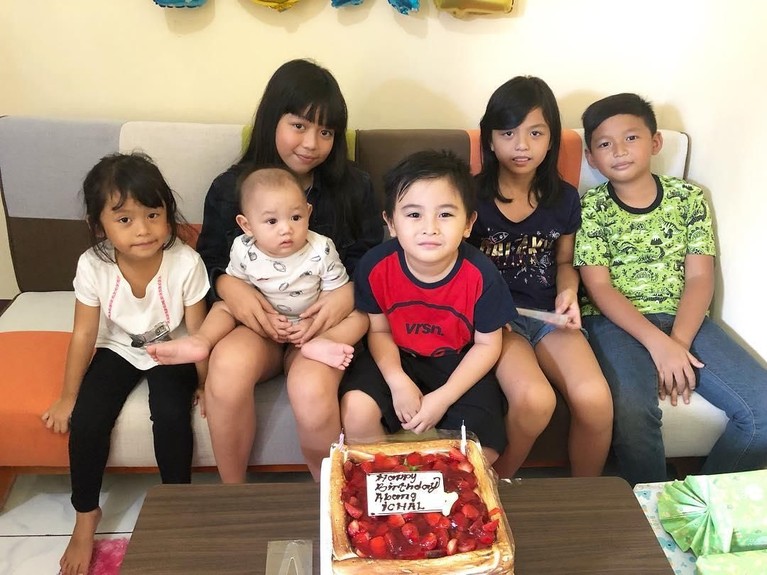 6 Potret Perayaan Ulang Tahun Ical, Anak Daus Mini Putra Daus mini, Ivander Haykal Firdaus, baru saja merayakan ulang tahunnya yang ke tujuh, kemarin (2/1). Simak keceriaan Ical di hari ulang tahunnya itu.
