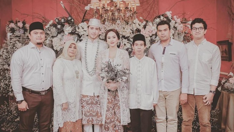 Pernikahan Aura Kasih dan Eryck Amaral berlangsung sederhana nan romantis pada 22 Desember 2018. Pasangan ini menikah dengan menggunakan adat Sunda.