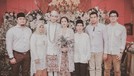 Sederhana nan Romantis, Foto-foto Pernikahan Aura Kasih-Eryck Pernikahan Aura Kasih dan Eryck Amaral berlangsung sederhana nan romantis pada 22 Desember 2018. Pasangan ini menikah dengan menggunakan adat Sunda.