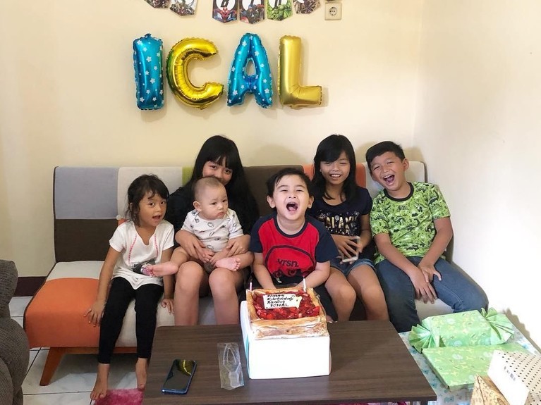 6 Potret Perayaan Ulang Tahun Ical, Anak Daus Mini Putra Daus mini, Ivander Haykal Firdaus, baru saja merayakan ulang tahunnya yang ke tujuh, kemarin (2/1). Simak keceriaan Ical di hari ulang tahunnya itu.