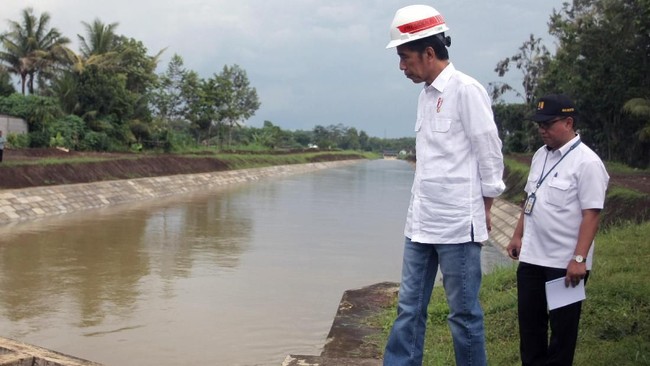 Rizal Ramli mengakui selama ini Jokowi all out dalam membangun proyek infrastruktur. Namun secara keseluruhan program ekonomi rezim Jokowi dinilainya lemah.